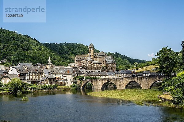Blick auf das Dorf Estaing am Fluss Lot  Jakobsweg  Departement Aveyron  Okzitanien  Frankreich  Europa