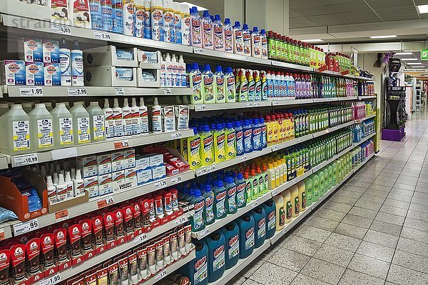 Regal mit Reinigungsmitteln in einem Supermarkt  Deutschland  Europa