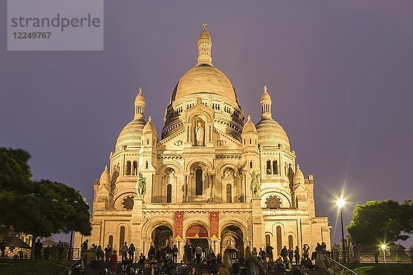 Basilika Sacré-C?ur  Sacre Coeur de Montmartre in der Abenddämmerung  Paris  Frankreich  Europa