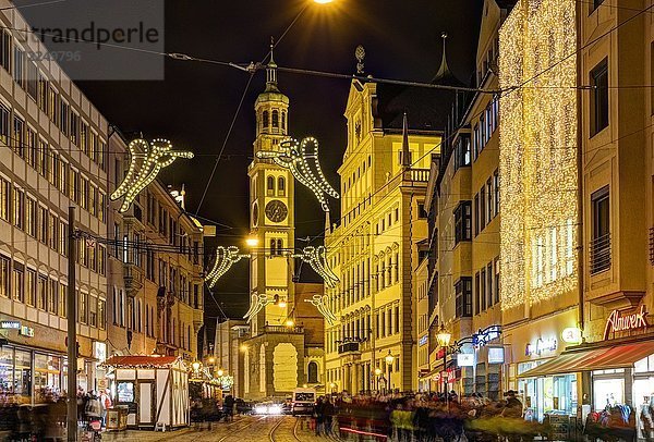 Weihnachtlich beleuchtete Maximilianstraße zur Weihnachtszeit  Perlachturm und Rathaus  bei Nacht  Augsburg  Schwaben  Bayern  Deutschland  Europa