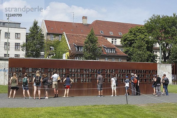 Gedenkstätte Berliner Mauer  Fenster des Gedenkens  Bilder der Opfer  Bernauer Straße  Berlin  Deutschland  Europa