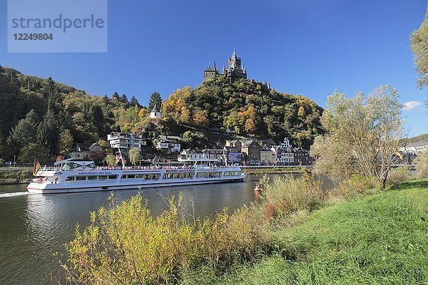 Blick über die Mosel zur Burg Cochem im Herbst  Cochem  Rheinland-Pfalz  Deutschland  Europa