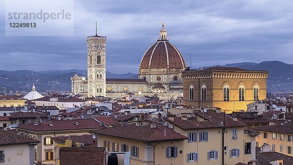 Blick über Florenz mit Dom Santa Maria del Fiore und Kirche Orsanmichele in der Abenddämmerung  Florenz  Toskana  Italien  Europa