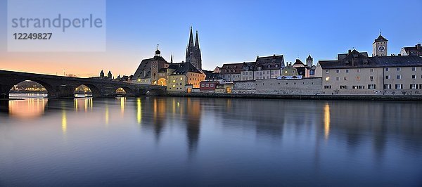 Stadtansicht mit Steinbrücke  Brückentor und Dom  Wasserspiegelung in der Donau  Dämmerung  Regensburg  Oberpfalz  Bayern  Deutschland  Europa