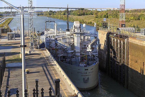 Frachtschiff verlässt Schleuse 3  Welland-Kanal  St. Catharines  Ontario  Kanada  Nordamerika