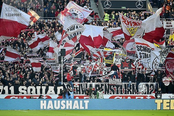 Fanblock VfB Stuttgart  Ultras mit Fahnen in der Cannstatter Kurve  Mercedes-Benz Arena  Stuttgart  Baden-Württemberg  Deutschland  Europa