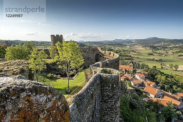 Schloss von Polignac oberhalb des Dorfes  Polignac bei Le Puy en Velay  Departement Haute-Loire  Auvergne-Rhone-Alpes  Frankreich  Europa