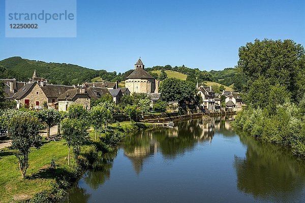 Dorf Sainte-Eulalie-d'Olt am Fluss Lot  Departement Aveyron  Okzitanien  Frankreich  Europa