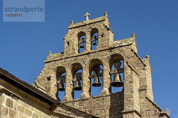 Typischer Belle-Turm der Kirche von Chanaleilles an der Via Podiensis  Jakobsweg  Pilgerweg  Departement Haute-Loire  Auvergne-Rhône-Alpes  Frankreich  Europa
