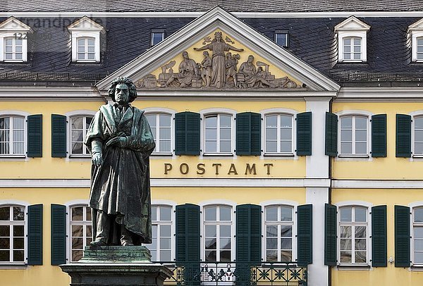Beethoven-Denkmal vor dem Hauptpostamt  Münsterplatz  Bonn  Nordrhein-Westfalen  Deutschland  Europa