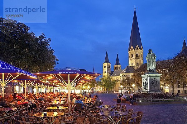 Münsterplatz mit Außengastronomie  Beethoven-Denkmal und Bonner Münster am Abend  Bonn  Nordrhein-Westfalen  Deutschland  Europa