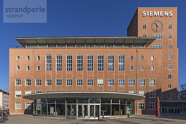 Bürogebäude der Firma Siemens  auch Himbeerpalast genannt  Berliner Stil  erbaut 1948-1953  Erlangen  Mittelfranken  Bayern  Deutschland  Europa