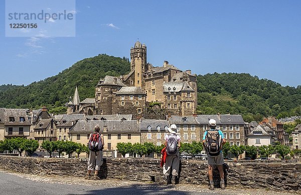 Blick auf Dorf Estaing mit Schloss  Touristen  Jakobsweg  Departement Aveyron  Occitanie  Frankreich  Europa