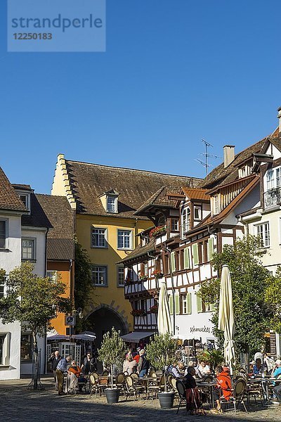 Platz vor dem Neuen Schloss mit Restaurants  Meersburg  Bodensee  Baden-Württemberg  Deutschland  Europa
