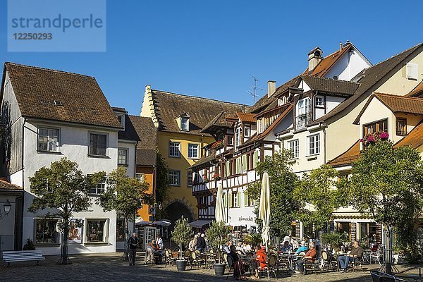 Platz in der Altstadt mit Restaurants  Meersburg  Bodensee  Baden-Württemberg  Deutschland  Europa