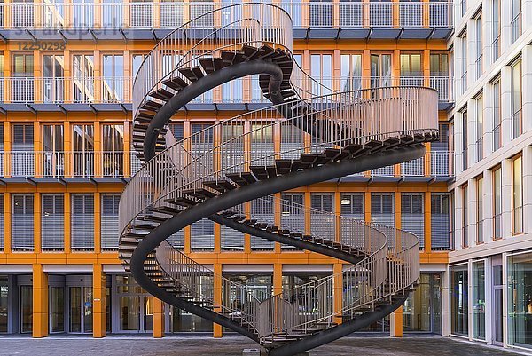 Endlose Treppe  Doppelhelix  Skulptur des Künstlers Olafur Eliasson  Gebäude der Wirtschaftsprüfungsgesellschaft KPMG  München  Bayern  Deutschland  Europa