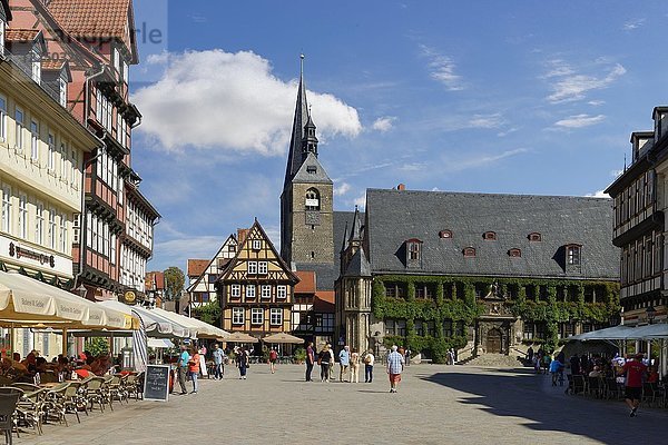 Markt mit Rathaus und Türmen der Marktkirche  Quedlinburg  Sachsen-Anhalt  Deutschland  Europa