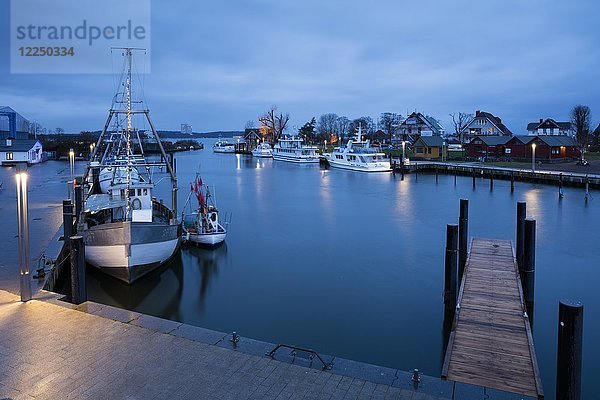 Ostseehafen mit Booten in der Abenddämmerung  Niendorf  Timmendorfer Strand  Lübecker Bucht  Schleswig-Holstein  Deutschland  Europa