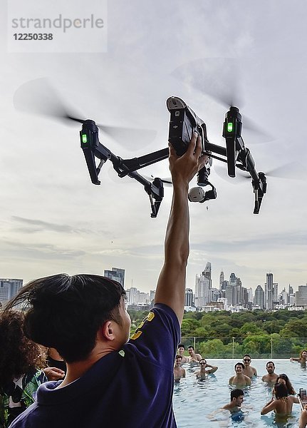 Mann lässt DJI Inspire 1 Drohne starten  Bangkok  Thailand  Asien
