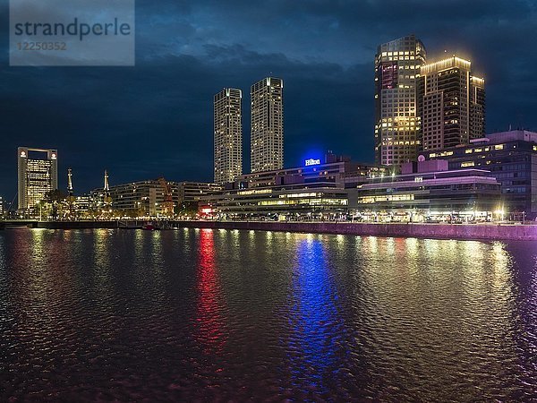 Hochhäuser am Südhafen am Río de la Plata  Dämmerung  Puerto Madero  Buenos Aires  Argentinien  Südamerika