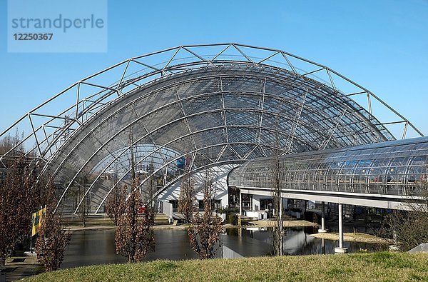 Glashalle und Glastunnel der Leipziger Messehallen  Neue Messe  Leipzig  Sachsen  Deutschland  Europa