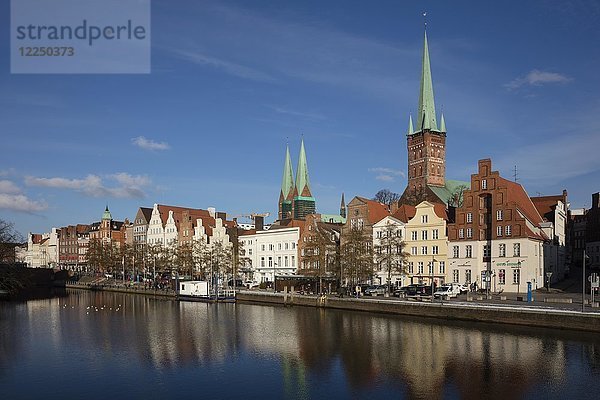 Blick auf die Altstadt an der Obertrave  Kirche St. Marien  Kirche St. Petri  Lübeck  Schleswig-Holstein  Deutschland  Europa