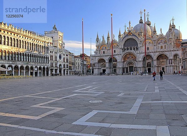 Markusplatz mit Uhrenturm und Markusdom  Venedig  Italien  Europa