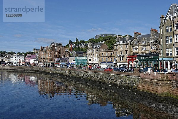 Hafen und Stadtzentrum mit McCaig's Tower  Oban  Argyll und Bute  Schottland  Großbritannien