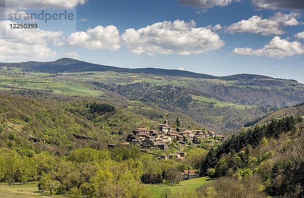 Das Dorf Saint Arcons in den Schluchten von Allier  Departement Haute Loire  Auvergne  Frankreich  Europa