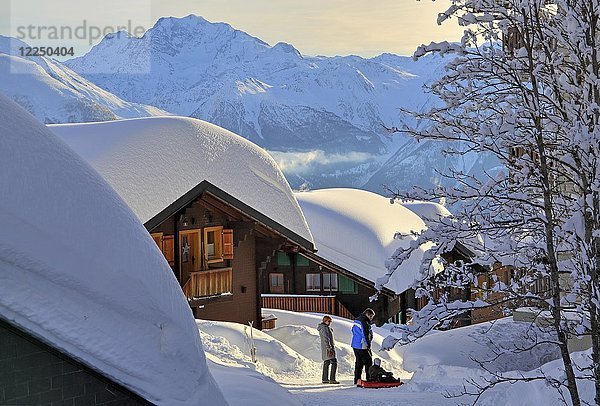 Tief verschneite Chalets  im Hintergrund Fletschhorn 3985m  Bettmeralp  Aletschgebiet  Oberwallis  Wallis  Schweiz  Europa