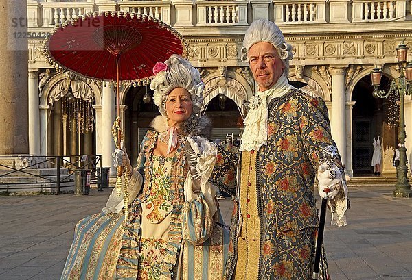 Paar in historischen Gewändern  Rokoko-Kostüm  auf der Piazzetta  Karneval in Venedig  Italien  Europa