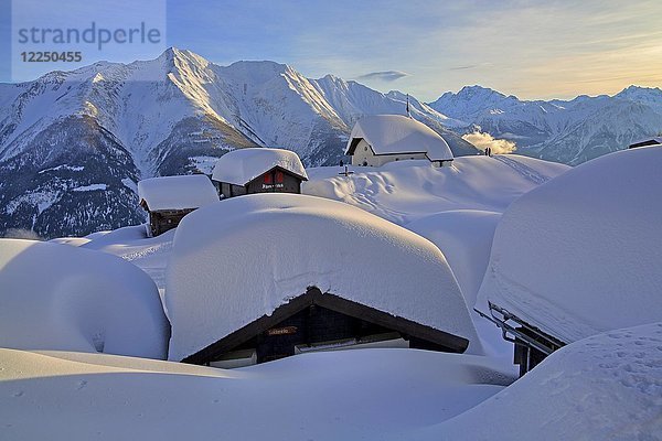 Kapelle Maria zum Schnee im Schnee in der Dorfmitte  im Hintergrund Bettlihorn 2993m und Fletschhorn 3985m  Bettmeralp  Aletschgebiet  Oberwallis  Wallis  Schweiz  Europa