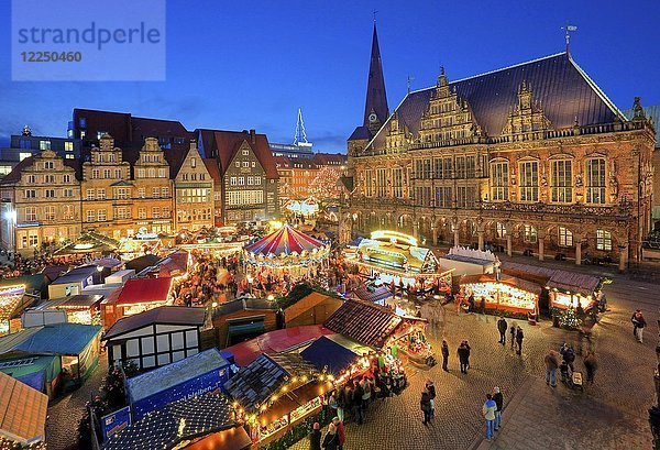 Beleuchteter Weihnachtsmarkt auf dem Rathausplatz  vor den Bürgerhäusern  Turm der Liebfrauenkirche und Rathaus  Abenddämmerung  Bremen  Deutschland  Europa