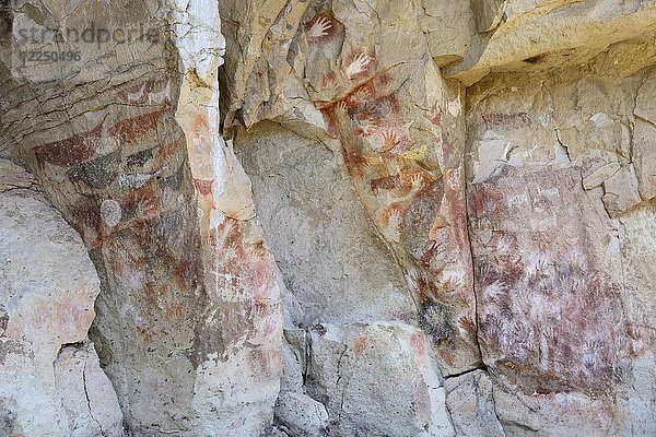 Höhlenmalereien in der Höhle der Hände  Cueva de las Manos  UNESCO-Welterbestätte  Provinz Santa Cruz  Argentinien  Südamerika