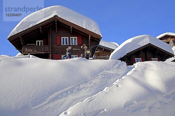 Chalets mit Tiefschnee im Dorf  Bettmeralp  Aletschgebiet  Oberwallis  Wallis  Schweiz  Europa