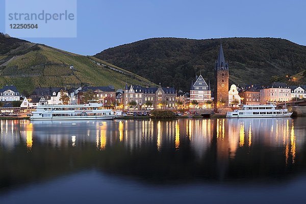 Abenddämmerung  Spiegelung in der Mosel  Bernkastel-Kues  Rheinland Pfalz  Deutschland  Europa