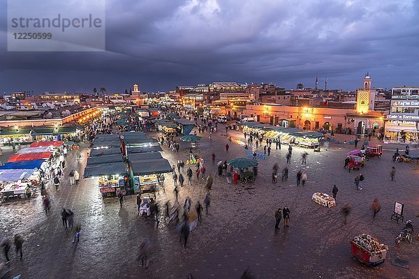 Marktplatz Djemaa el Fnaa in der Abenddämmerung  Marrakesch  Marokko  Afrika