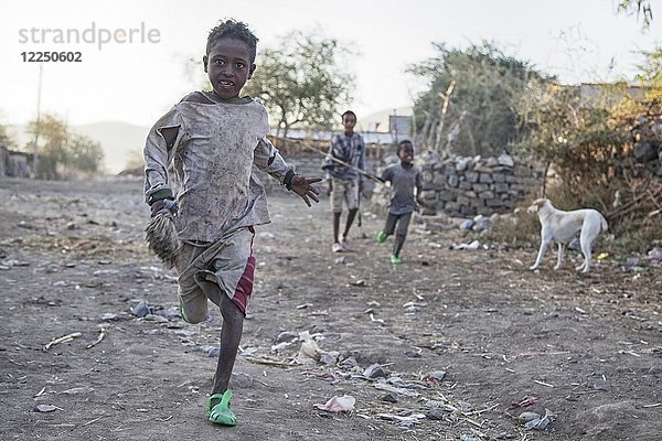 Kinder laufen auf der Straße  in der Nähe von Mekele  Region Tigray  Äthiopien  Afrika
