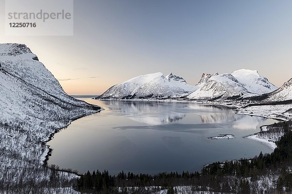 Norwegischer Fjord in der Abenddämmerung  Bergspoten  Senja  Norwegen  Europa