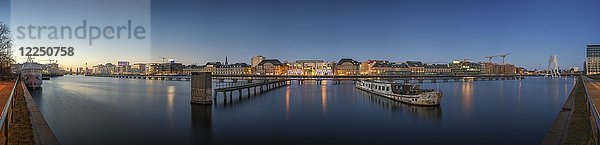 Spreeufer zwischen Elsenbrücke und Oberbaumbrücke  Treptow  Berlin  Deutschland  Europa