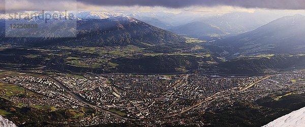 Innsbruck und der Patscherkofel  gesehen vom Seegrube-Ufer  Tirol  Österreich  Europa