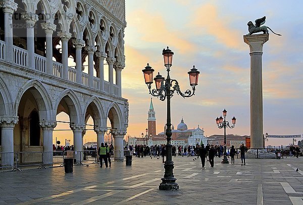 Piazzetta mit Dogenpalast  Rückseite der Insel San Giorgio bei Sonnenaufgang  Venedig  Italien  Europa