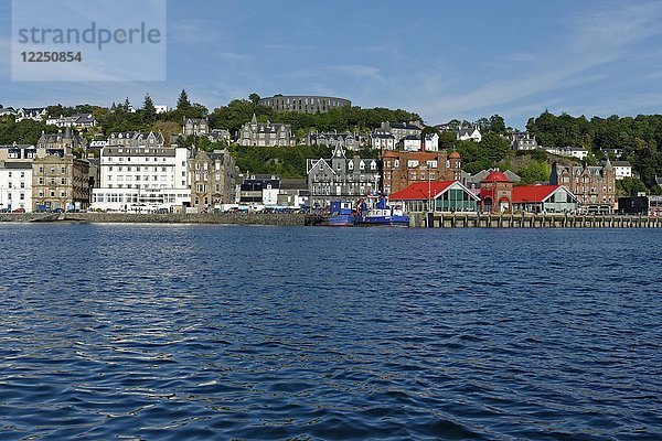 Hafen und Stadtzentrum mit McCaig's Tower  Oban  Argyll und Bute  Schottland  Großbritannien