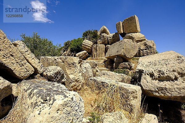 Überreste von Säulen  Tempel E  archäologische Stätte  Selinunt  Provinz Trapani  Sizilien  Italien  Europa