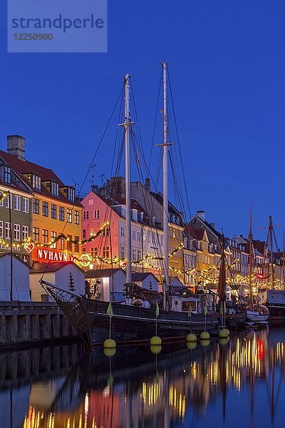 Häuser am Hafen Nyhavn mit Weihnachtsdekoration in der Morgendämmerung  Nyhavn  Kopenhagen  Dänemark  Europa