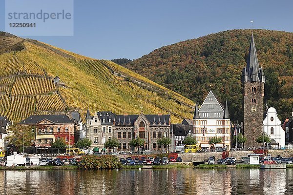 Blick über die Mosel auf das Dorf im Herbst  Bernkastel-Kues  Rheinland-Pfalz  Deutschland  Europa