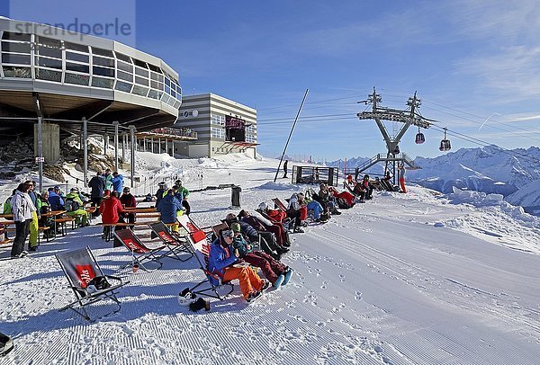 Bergrestaurant im Skigebiet am Bettmerhorn mit Sonnenterrasse  Bettmeralp  Aletschgebiet  Oberwallis  Wallis  Schweiz  Europa