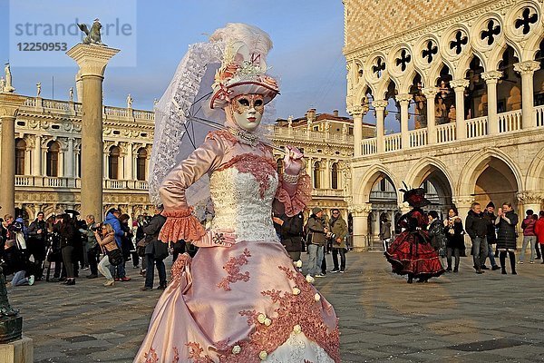 Weibliche Verkleidung mit venezianischer Maske auf der Piazzetta  Karneval in Venedig  Italien  Europa