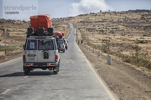 Geländewagen auf Straße durch trockene Landschaft  Äthiopien  Afrika