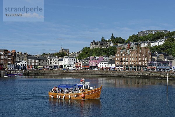 Hafen und Stadtzentrum mit McCaig's Tower  Oban  Argyll und Bute  Schottland  Großbritannien